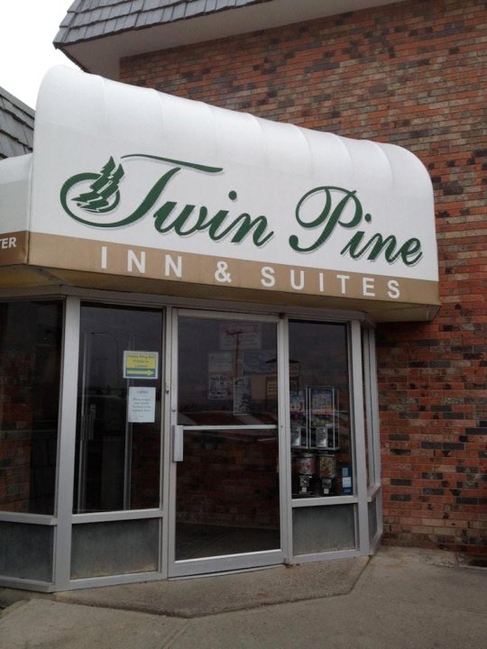 双松套房旅馆(Twin Pine Inn & Suites)