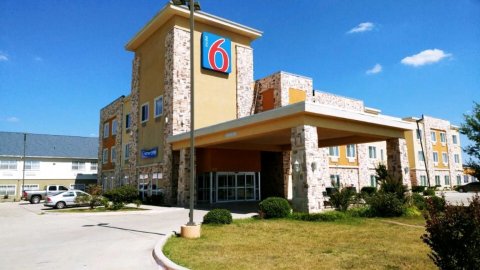 矿泉井城康福特套房酒店(Motel 6-Mineral Wells, TX)