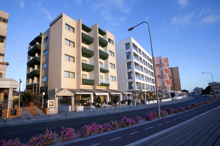 科斯坦提那海滩酒店式公寓(Costantiana Beach Hotel Apartments)