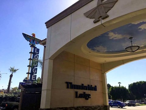 雷鸟旅舍酒店(Thunderbird Lodge)