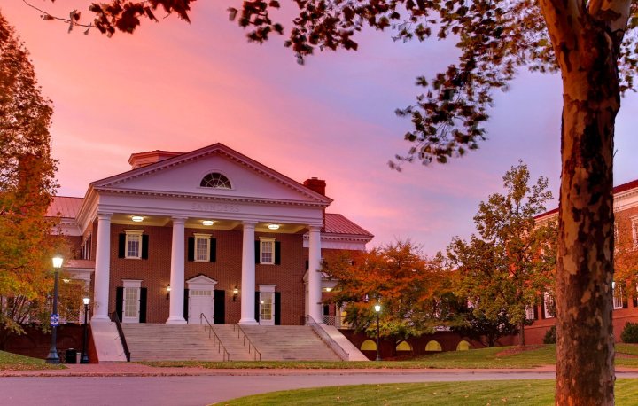 达登弗吉尼亚大学酒店(University of Virginia Inn at Darden)