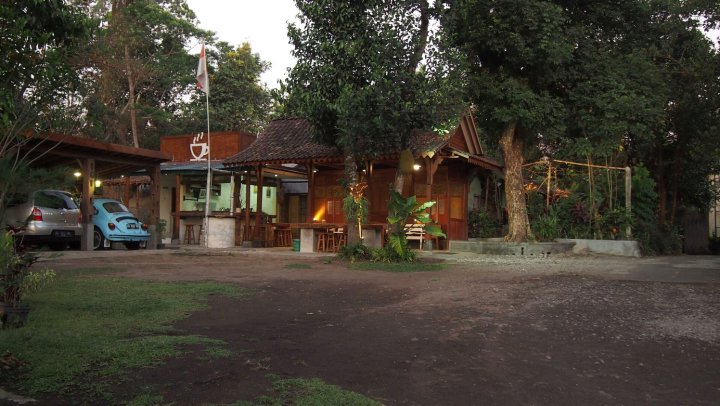 爪哇河边小屋(The Riverside Javanese Cottages)