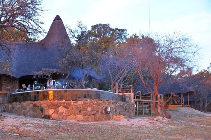 赞加纳狩猎旅馆(Zangarna Game Lodge)