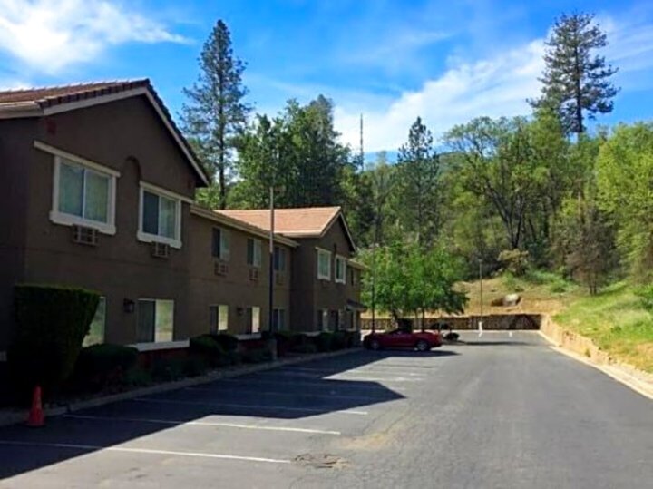 约塞米蒂南门美洲最佳价值酒店(Vista Yosemite Inn Oakhurst)