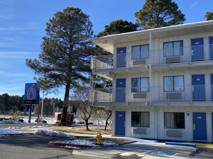 费拉格尔斯塔夫西6号汽车旅馆 - 林场村店(Motel 6-Flagstaff, AZ - West - Woodland Village)