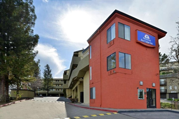 瓦列霍纳帕谷贝斯特韦斯特定留酒店(SureStay Hotel by Best Western Vallejo Napa Valley)