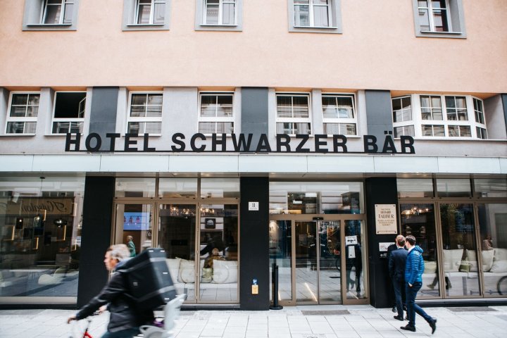 施瓦茨巴尔酒店(Hotel Schwarzer Bär)