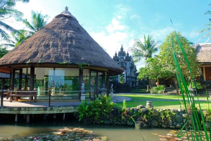 普瑞曼沙丽酒店(Puri Taman Sari)