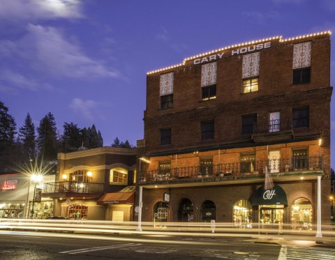 希斯托里克卡里豪斯酒店(Historic Cary House Hotel)