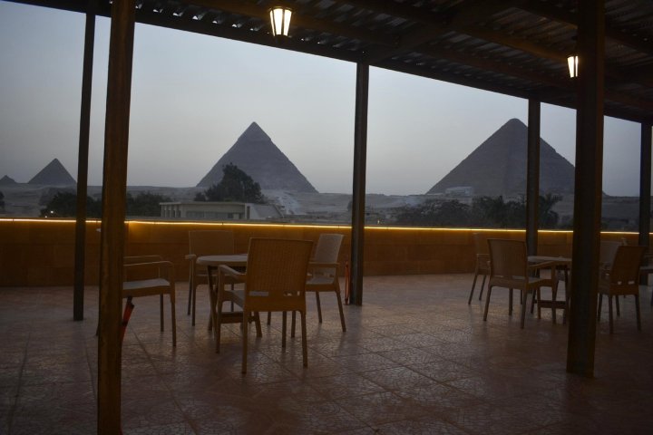 薛奥普斯金字塔旅馆(The Pyramids Inn Cheops)