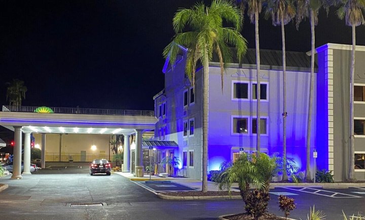 坦帕尼尔布希花园拉奎塔酒店(La Quinta Inn by Wyndham Tampa Near Busch Gardens)