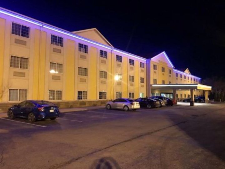 贝斯特韦斯特路易斯威尔机场博览会修尔住宿普拉斯酒店(SureStay Plus by Best Western Louisville Airport Expo)