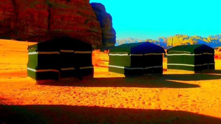 瓦迪兰姆 7 支柱露营酒店(7 Pillars Camp & Jeep Tour in Wadi Rum Desert)