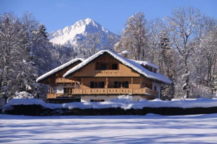 希尔斯特罗布尼兰德豪斯酒店(Hotel Landhaus Strobl am See)