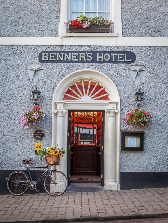 丁格尔贝纳尔斯酒店(Dingle Benners Hotel)