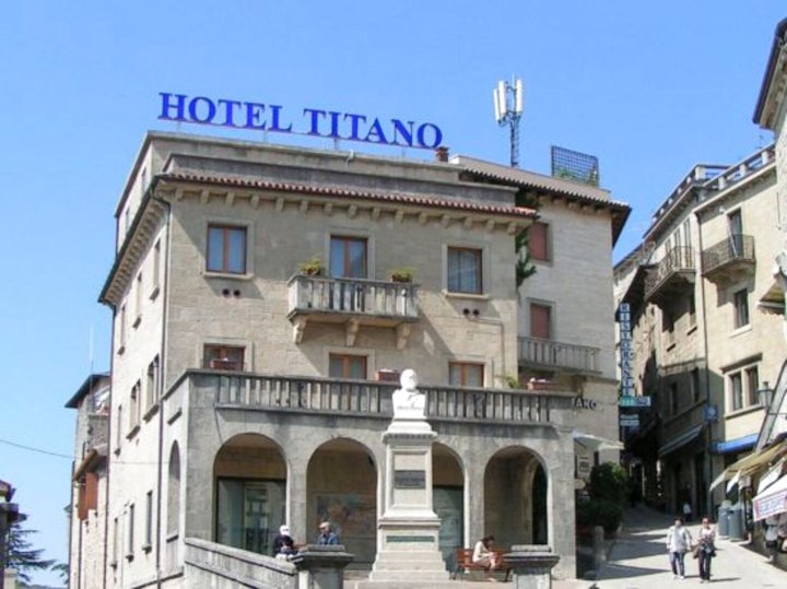 蒂塔诺套房酒店(Titano Suites)