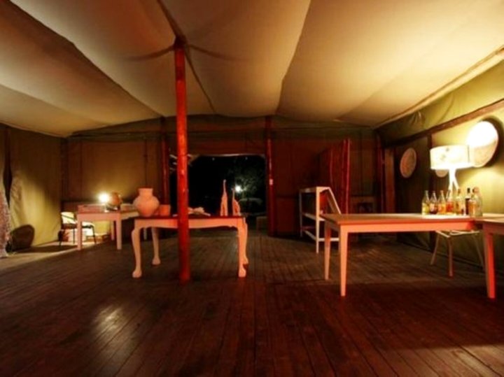 纳格玛帐篷瑟法丽木屋(Ngama Tented Safari Lodge)