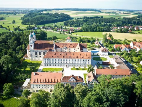 克洛斯特豪森酒店(Hotel Kloster Holzen)