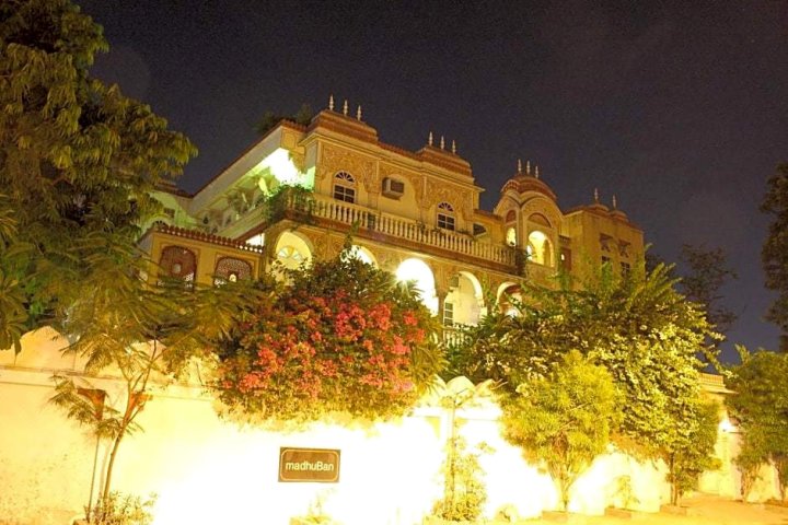 马德胡班 - 古迹屋酒店(Madhuban - A Heritage Home)