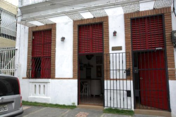 洪门旅馆(La Puerta Roja Guest House)
