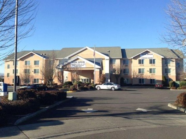 梅德福森特勒尔波因特温德姆拉昆塔套房酒店(La Quinta Inn & Suites by Wyndham Central Point - Medford)