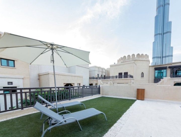 Maison Privee - Downtown Dubai Apt w/ Burj Khalifa and Dubai Mall Vw
