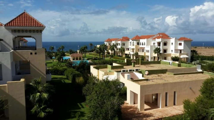丹吉尔精彩海景 2 居公寓酒店 - 附游泳池及专属花园 - 离海滩 50 米(Apartment with 2 Bedrooms in Tanger, with Wonderful Sea View, Pool ACC)
