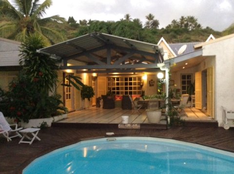圣吉尔莱班 4 房别墅酒店 - 美丽山景私人游泳池及专属花园(Villa with 4 Bedrooms in Saint-Gilles les Bains, with Wonderful Mounta)