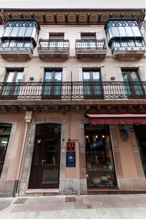 利亚内斯旅游公寓酒店(Apartamentos Turísticos Llanes)