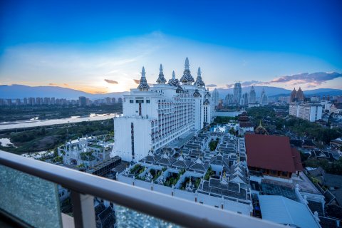 Q加·西双版纳雨林澜山望江度假酒店(告庄星光夜市店)