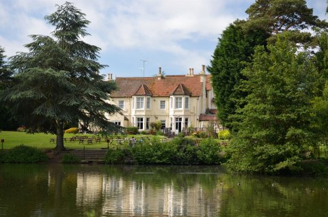 沃普莱斯顿广场酒店(Worplesdon Place Hotel)