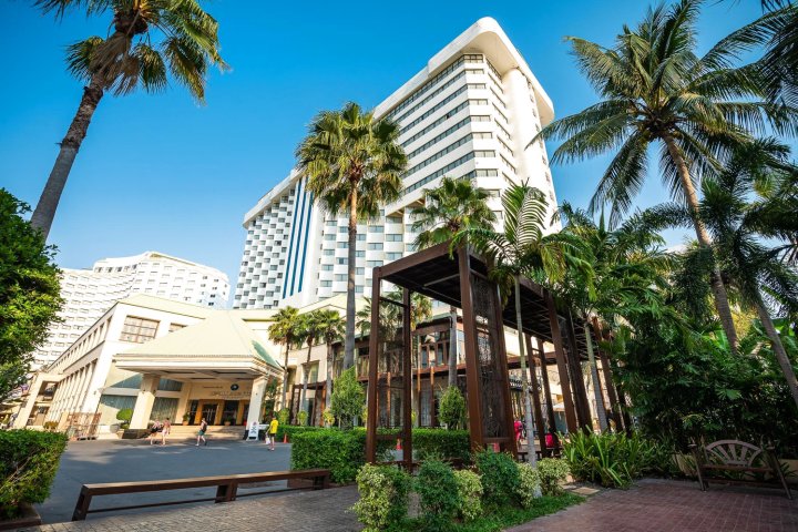 芭堤雅中天棕榈海滩酒店及度假村(Jomtien Palm Beach Hotel and Resort)