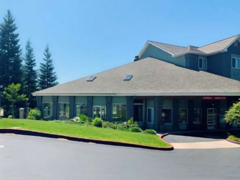 雷丁贝蒙特旅馆套房酒店(SureStay Plus Hotel by Best Western Redding)