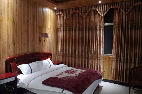 昆明红土地落霞沟春秋大酒店