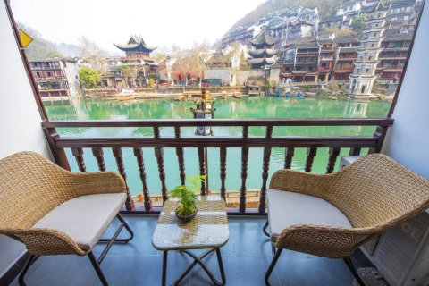 凤凰悦见雅院江景客栈