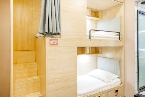 笑脸里·好久不见青年旅舍(重庆皇冠大扶梯两路口地铁站店)