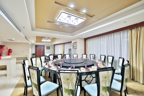 松原金鼎假日酒店(乌兰大街火车站店)