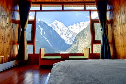 猫在雨崩雪山观景民宿