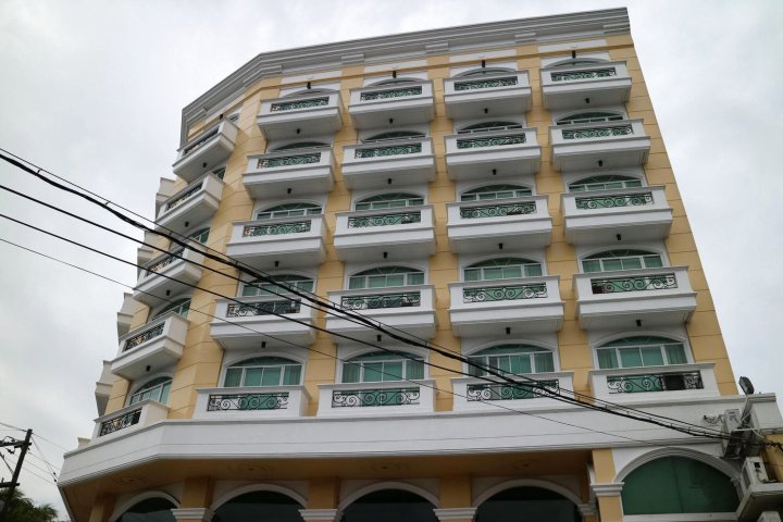 圣母院的大酒店(The Grand Dame Hotel)