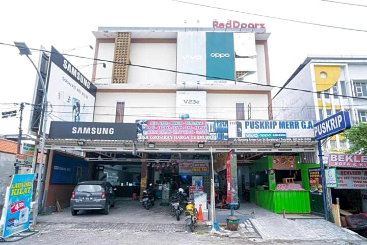 红多兹Plus酒店@梅尔伦库特Jl古农安雅(RedDoorz Plus at Merr Rungkut Jl Gunung Anyar)