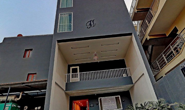 Super OYO Townhouse 1178 Royal Encore