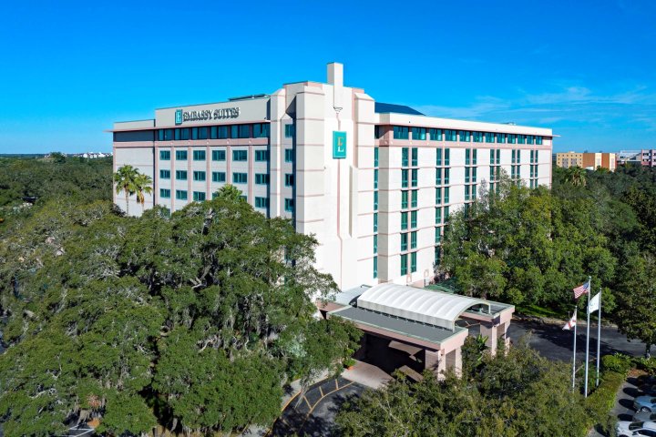 坦帕 USF 希尔顿大使套房酒店 - 近布什花园(Embassy Suites by Hilton Tampa USF Near Busch Gardens)