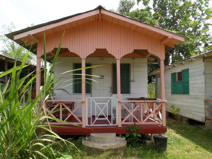 贾哈比斯海滩路小屋酒店(Beach Road Cottages at Jah Bs)