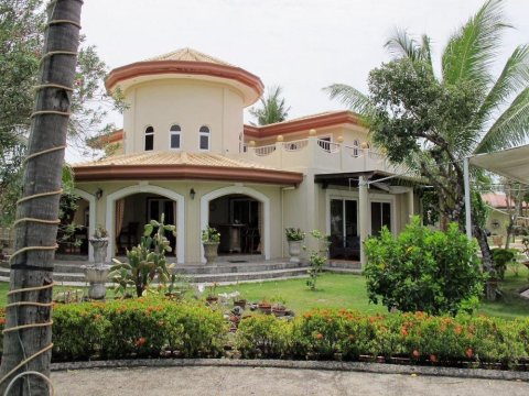 卡比鲁日落潜水海滩度假村(Cabilao Sunset Dive and Beach Resort)