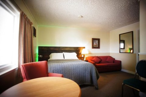 银林套房酒店(Silverwood Inn & Suites)