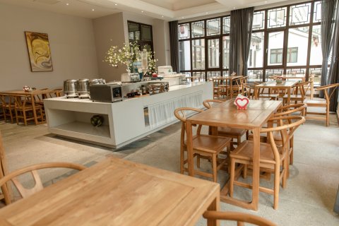 新乡金谷湖畔酒店(大桥悦时代购物广场店)