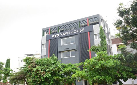 OYO Townhouse106AirportRoad