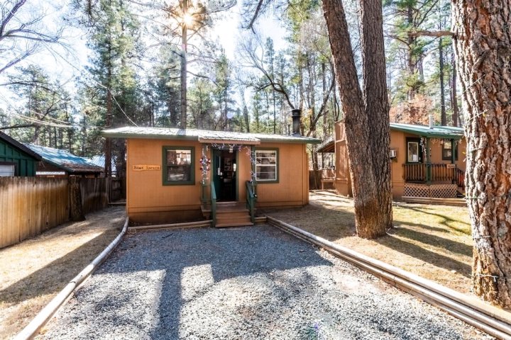 度假屋(Whispering Pine Cabins)