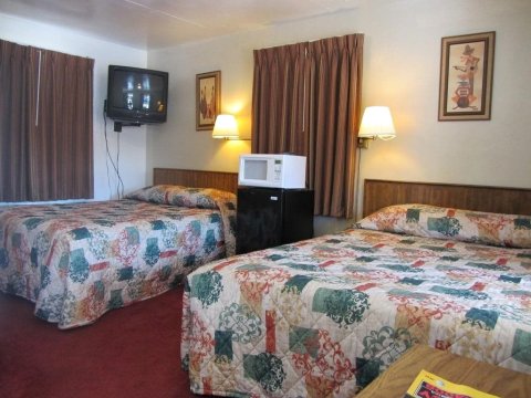 艾尔兰科套房酒店(El Rancho Inn & Suites)