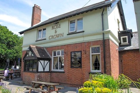 玫瑰皇冠酒店(Rose and Crown)